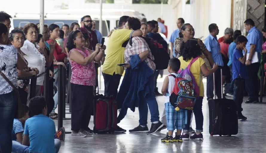 El 65.2 % de los salvadoreños en EEUU se quedan de una a dos semanas en cada visita al país