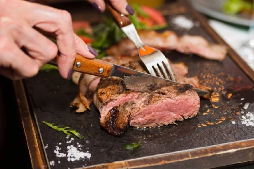 Colegio Médico recomienda comer carne "bien cocinada" ante la emergencia de gusano barrenador