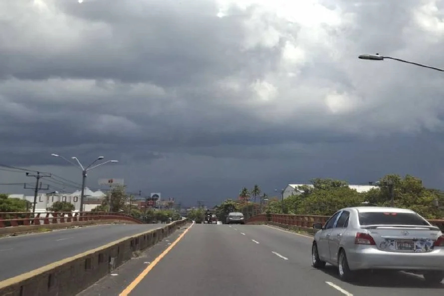 Lluvias y tormentas persistirán este viernes en El Salvador por influencia de onda tropical y vaguadas