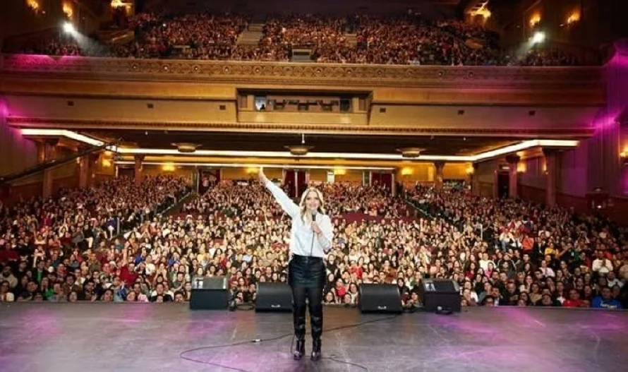 Alexa Zuart se presentará en El Salvador con un stand up de risas y verdades