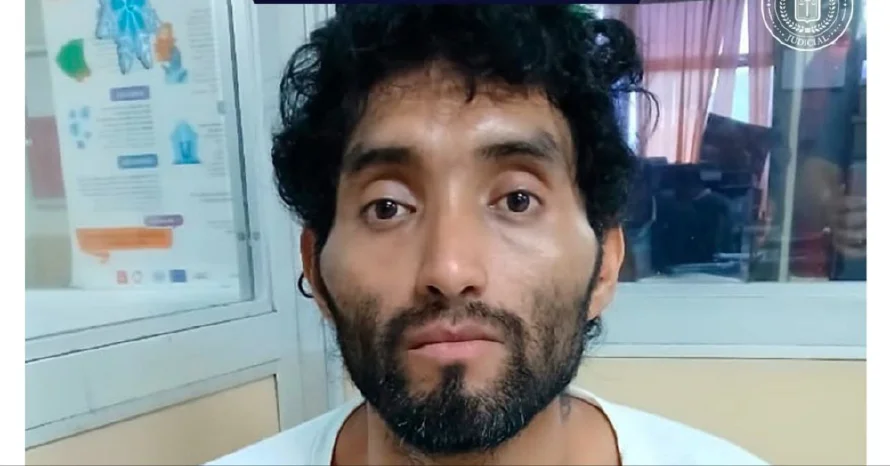 Ordenan internamiento para hombre que cargó a su hermano muerto a un templo en Santa Ana