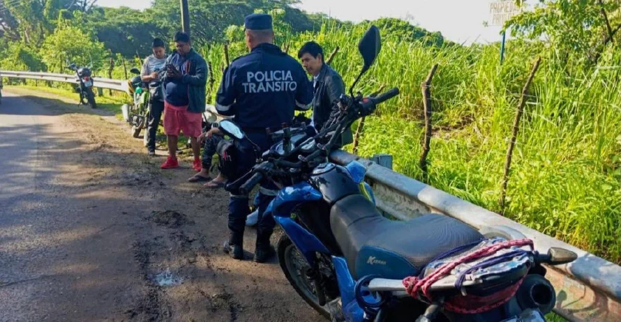 Accidentes de tránsito dejan a un motociclista lesionado y un camión volcado este lunes