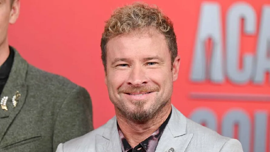 Brian, de Backstreet Boys, demanda a Policía por no evitar que turistas entren a su playa
