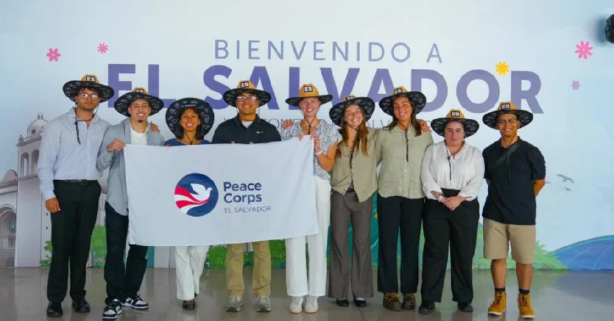 Diez nuevos voluntarios de Peace Corps llegan a El Salvador para trabajo comunitario en cuatro departamentos
