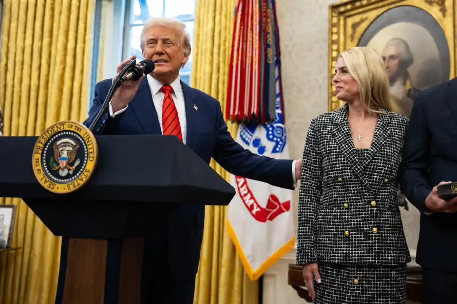 "¡Ya no quiero su apoyo!", dice Trump a seguidores que critican su manejo del caso Epstein