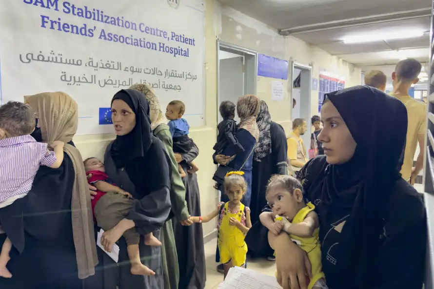 Las clínicas de Gaza están silenciosas "porque los niños no tienen fuerza ni para llorar"