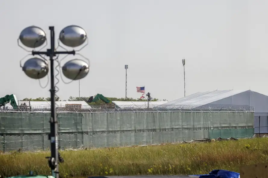 El cónsul de México entrevista a más de 30 mexicanos detenidos en “Alligator Alcatraz”