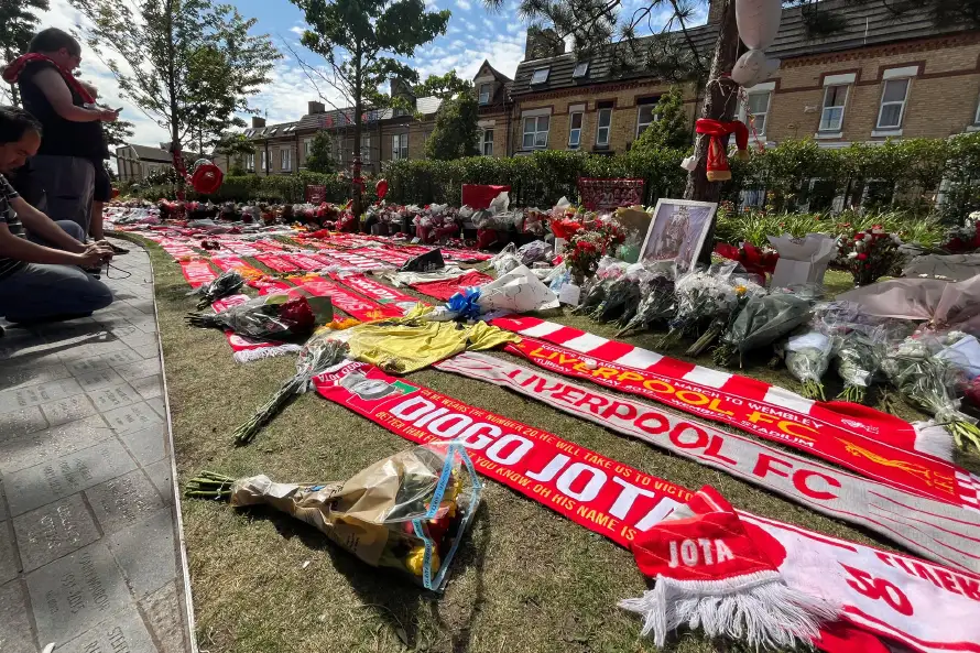 Un mar de bufandas rojas emerge en Anfield para recordar a Diogo Jota