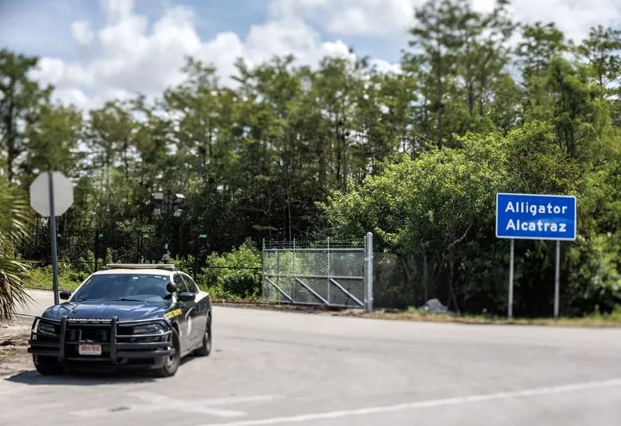 EEUU inicia deportaciones desde centro migratorio “Alligator Alcatraz” en Florida