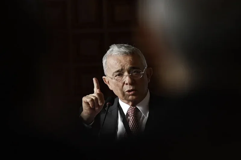Condena a Álvaro Uribe agita política colombiana a meses de elecciones