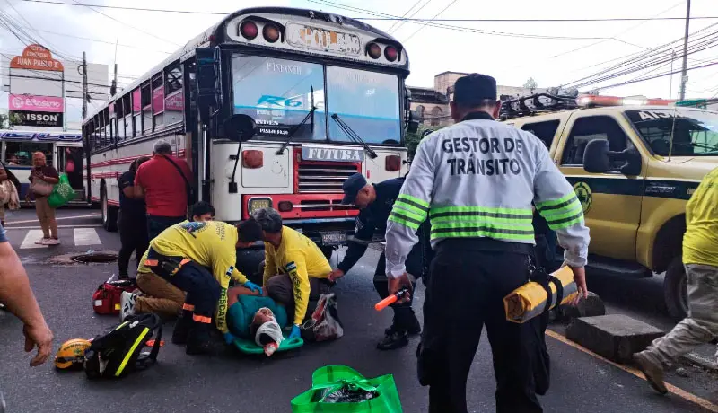 Bus de la ruta 6 atropella a dos personas en la alameda Juan Pablo II