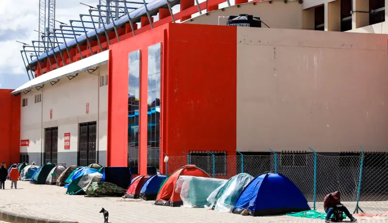 Bolivianos duermen frente al estadio para comprar entradas a un mes de partido con Brasil