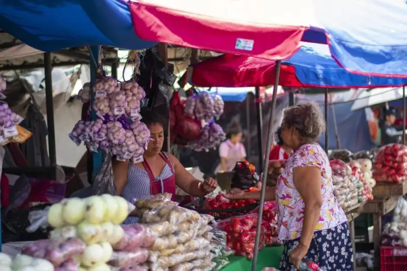 El 40 % de los salvadoreños percibe mejorías en su situación económica familiar, según Cid Gallup