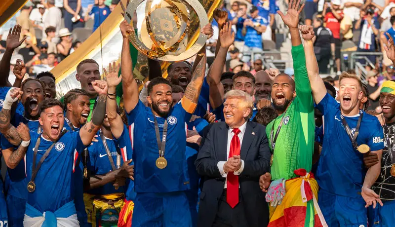 Trump entrega al Chelsea el trofeo del Mundial de Clubes