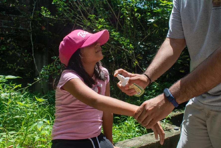 Estas son seis maneras de alejar a los zancudos transmisores del dengue en su casa