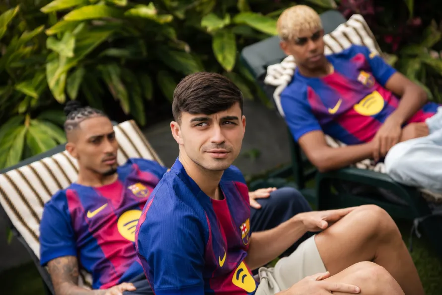 Barcelona apuesta por franjas degradadas y tonos púrpura en su nueva camiseta 2025-26