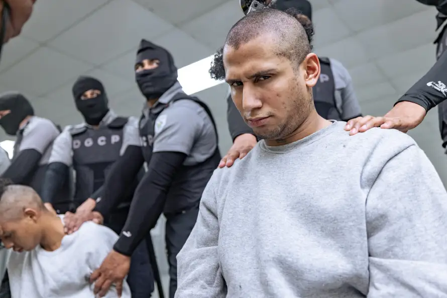The New York Times publica reportaje sobre testimonios de 40 venezolanos del CECOT y cita que forenses califican relatos de tortura