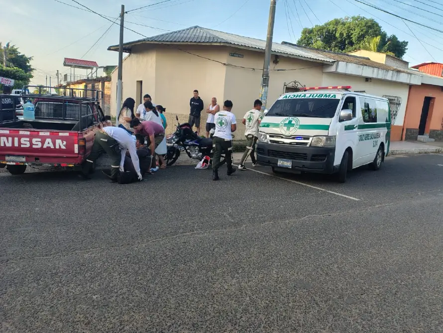 Vehículo incendiado y un ciclista lesionado dejan accidentes en primeras horas del martes