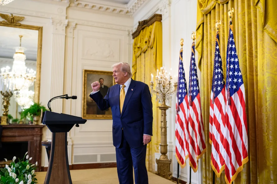 Trump niega que dibuje mujeres y dice que los archivos de Epstein los manejó "escoria"