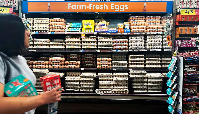 El Gobierno de Trump demanda a California por el precio de los huevos