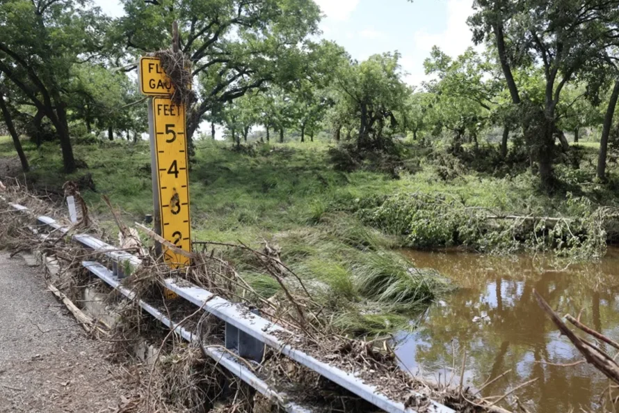 El número de desaparecidos por las inundaciones en Texas se reduce de cien personas a tres