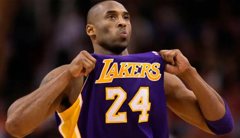 Subastan por $240,000 las zapatillas del primer partido titular de Kobe Bryant