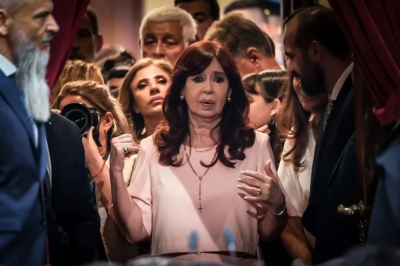 Justicia argentina ordena a expresidenta Cristina Fernández pagar $537 millones por corrupción