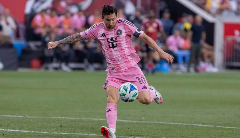 Messi lidera al Inter Miami con doblete y asistencia de lujo ante el DC United en la MLS