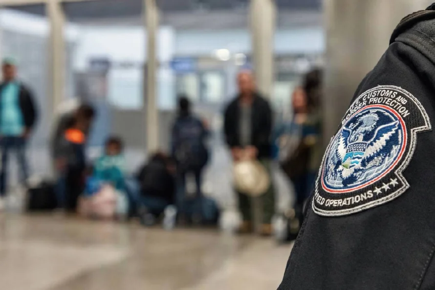 Acusan a dos trabajadores de la salud por interferir en arresto migratorio en California