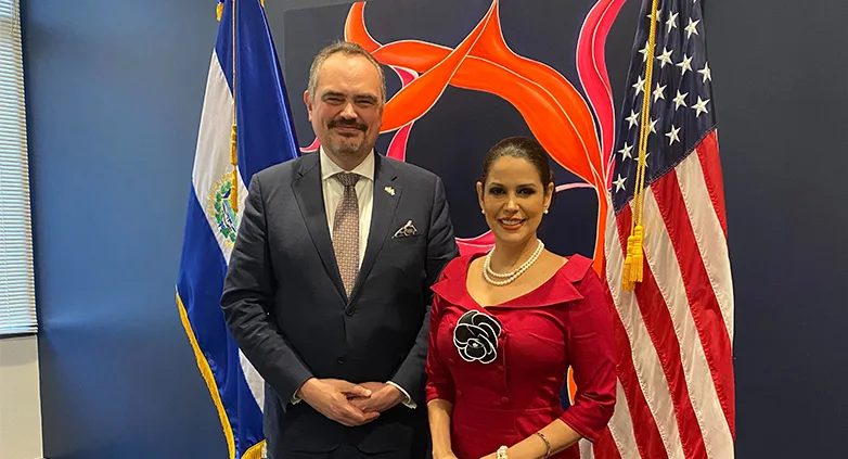 Subsecretario para control de armas de EEUU dice construyen "futuro más seguro" con El Salvador