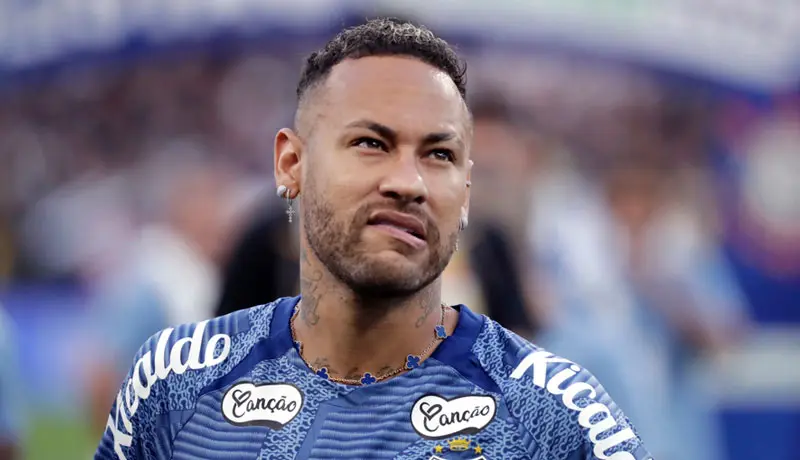 Neymar da la cara ante las barras bravas del Santos durante una invasión del club