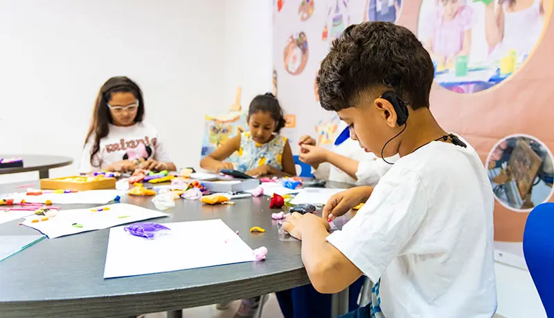 Fundación de la princesa marroquí Lalla Asmaa donará implantes para niños salvadoreños con deficiencias auditivas