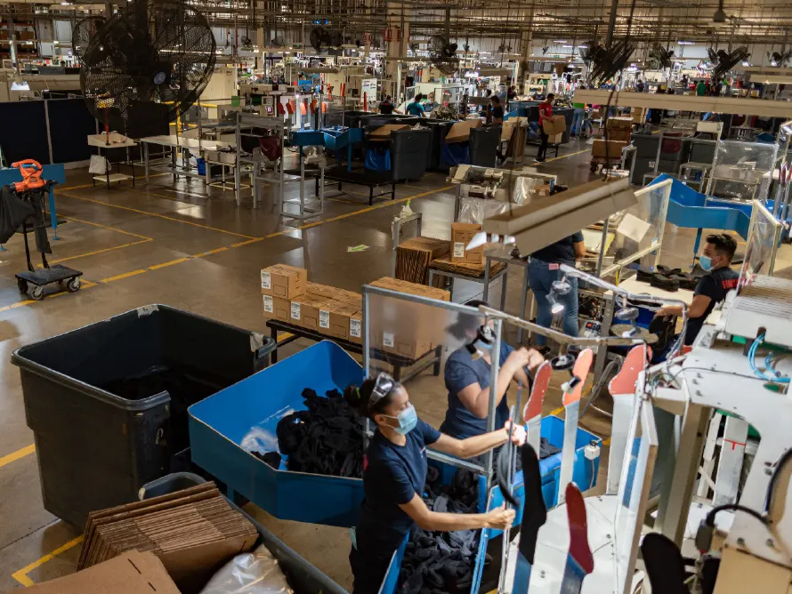 HanesBrands prevé un crecimiento de 1 % en las exportaciones desde sus plantas en El Salvador en 2025