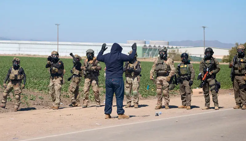 Muere trabajador agrícola al caer de techo en redada a granja de cannabis en California