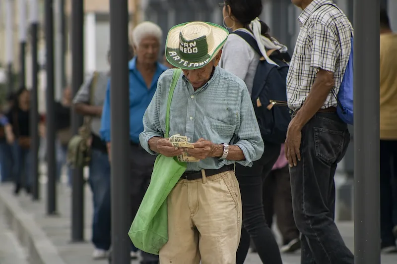 El 86.9 % de los salvadoreños tuvo un ingreso mensual menor a $817 en los últimos 12 meses