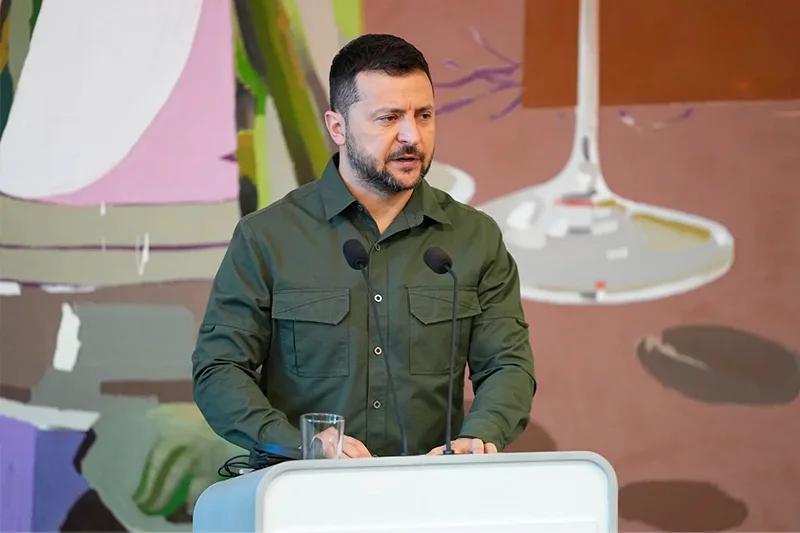 Zelenski es acusado de autoritarismo tras las redadas a la agencia anticorrupción