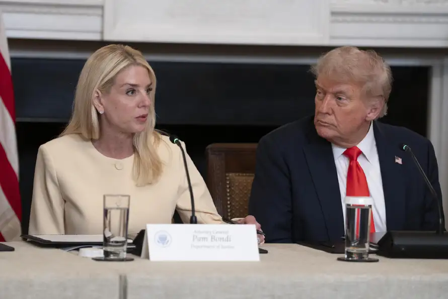 Trump destituye a la fiscal general Pam Bondi y nombra relevo interino