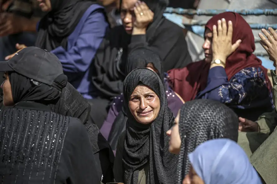 Al menos 40 muertos en Gaza tras bombardeos israelíes y estampida en punto de ayuda