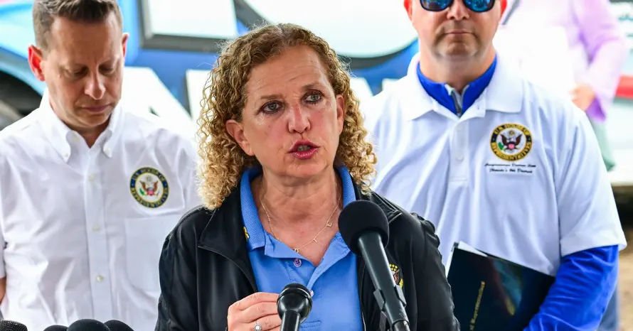 Legisladores denuncian que hay 750 migrantes en jaulas en el 'Alligator Alcatraz' de EEUU