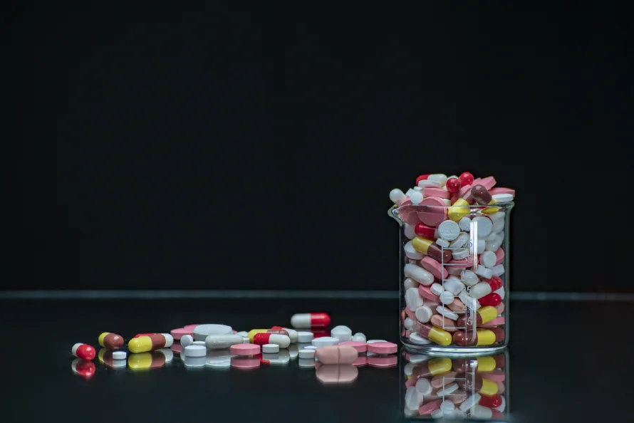 Trump aplicará aranceles de hasta 100 % a medicamentos desde octubre
