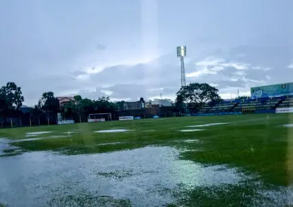 Fuertes lluvias obligan a suspender el Municipal Limeño-Metapán en el estadio Ramón Flores Berríos