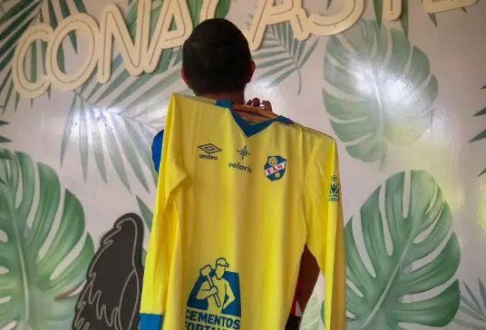 FAS lanza su equipación alternativa con diseño retro y homenaje a sus primeros escudos
