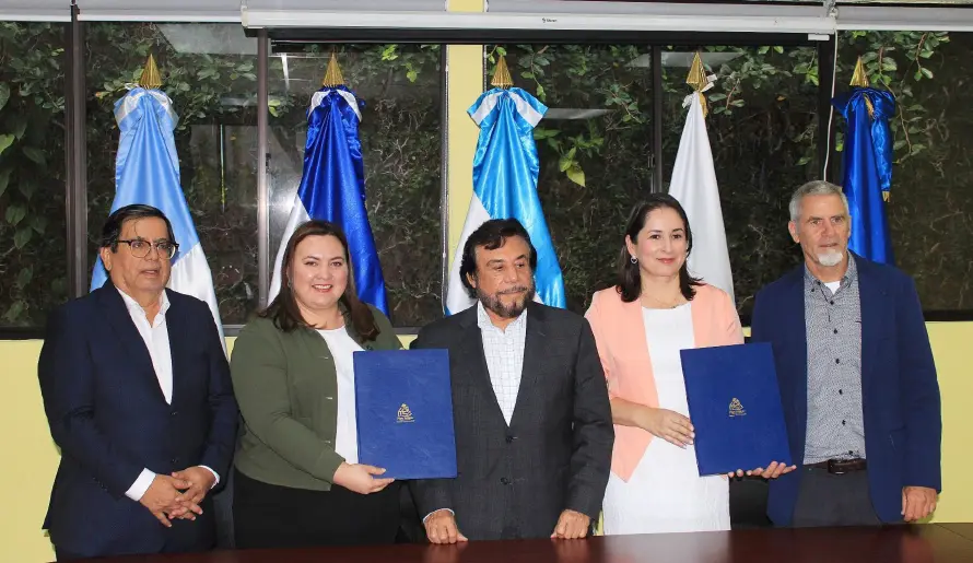 Firman acuerdo con comisión trinacional del Plan Trifinio para restaurar el río Lempa