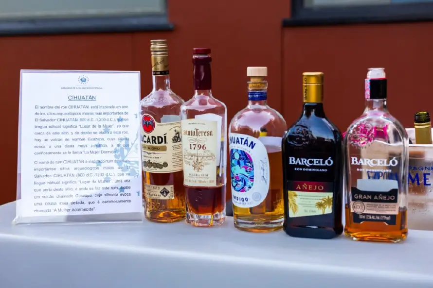 Cancillería promociona ron salvadoreño en convivio empresarial en Portugal