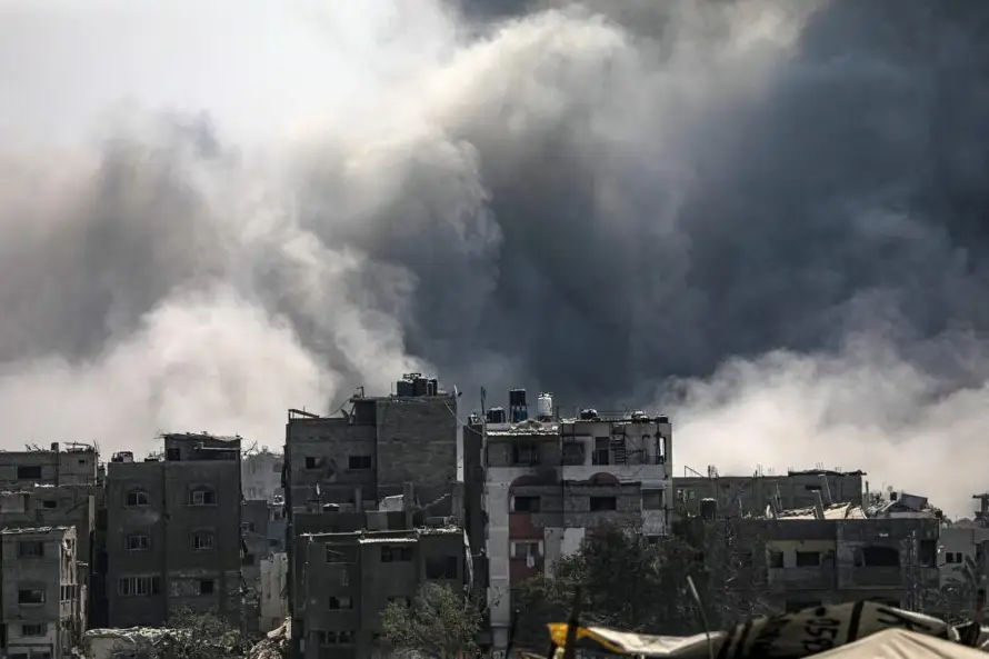 Israel mata a más de 100 palestinos desde el sábado y sigue destruyendo la ciudad de Gaza