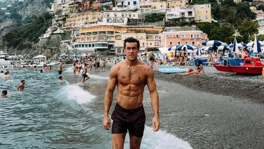 ¿El galán del cine español Mario Casas disfruta las playas de El Salvador?