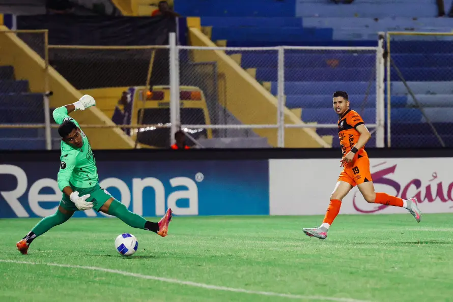 Águila vence 2-0 al Hércules y mantiene aspiraciones en Copa Centroamericana