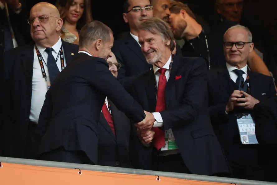 El Manchester United, 240 millones en fichajes y 450 despidos