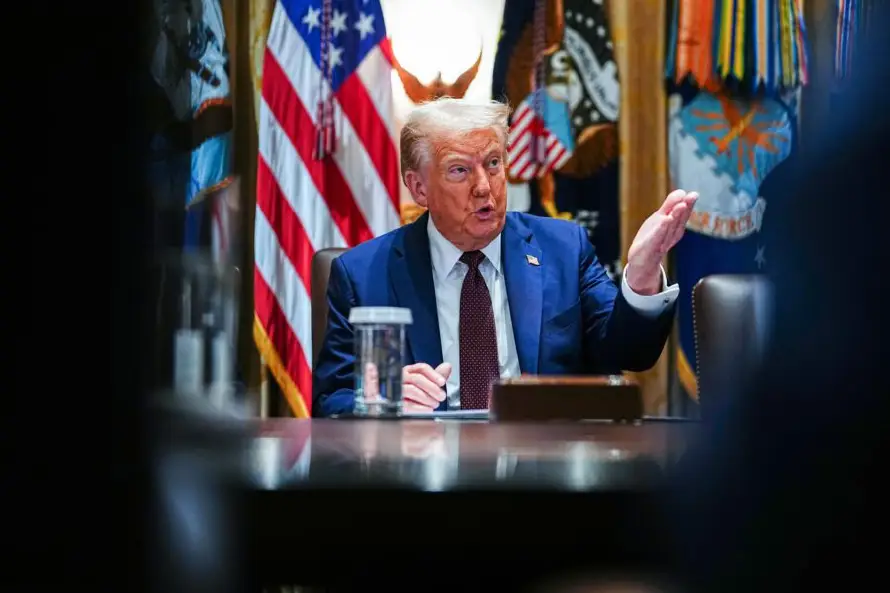 Trump afirma que empresas extranjeras pueden traer a sus empleados a EEUU por "un tiempo"