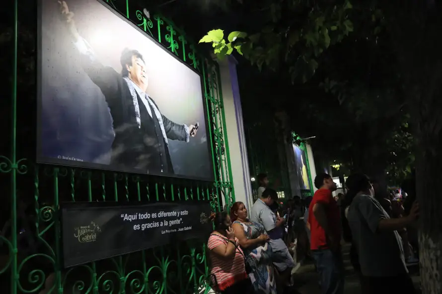 Homenaje al cantante Juan Gabriel reúne a fans mexicanos y extranjeros en Ciudad Juárez